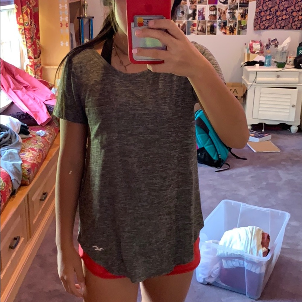 🌍v-neck hollister shirt
